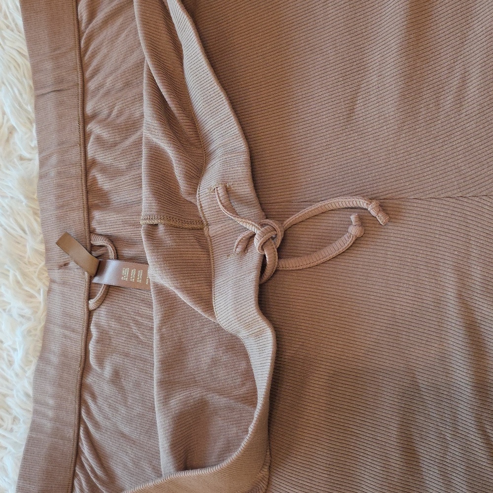 SKIMS Ribbed Button-Up Pajama Set - Picture 9 of 10